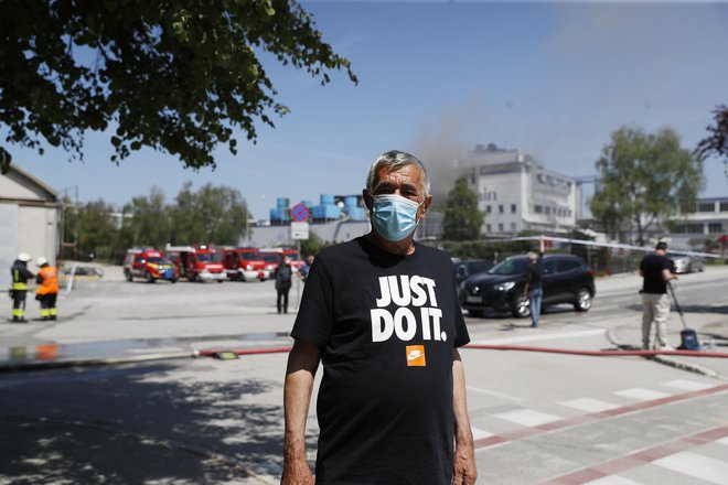 Požar zajel kemično tovarno Melamin v Kočevju. FOTO: Leon Vidic/Delo
