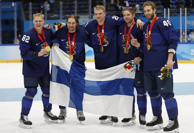 Finski hokejisti v Pekingu niso skrivali navdušenja po zgodovinski prvi osvojitvi naslova olimpijskih prvakov. FoTO: David W Cerny/Reuters
