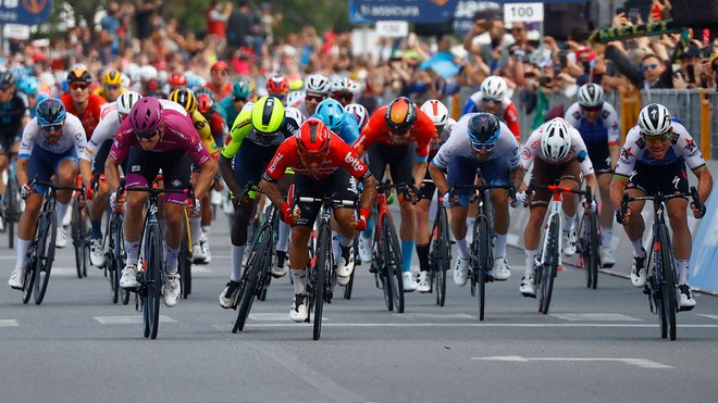 Arnaud Demare (spredaj levo) je takole dobil bitko s tekmeci v ciljnem šprintu. FOTO: Luca Bettini/AFP
