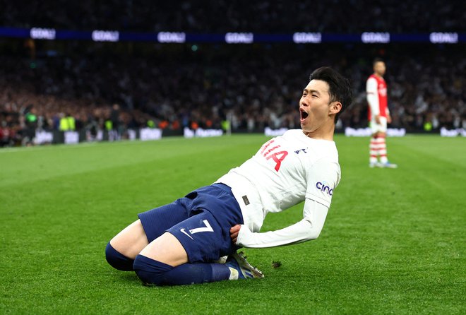 Takole je Son Heung-min proslavil doseženi gol. FOTO: David Klein/Reuters
