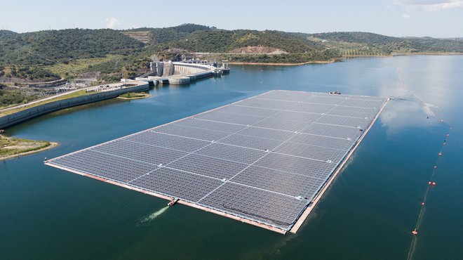 Zaradi vojne v Ukrajini se bo EU morala tudi energetsko preobraziti. Portugalska bo kmalu zagnala največjo plavajočo sončno elektrarno.

FOTO: Stringer/Reuters
