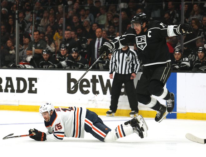 Anže Kopitar in drugi hokejisti Los Angelesa bodo v sedmi tekmi v Edmontonu iskali priložnost za napredovanje v polfinale končnice NHL vzhodne konference. Pred svojimi navijači so zapravili prvi zaključni plošček. FOTO: Harry How/AFP
