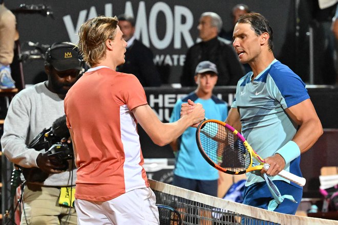 Kljub bolečinam je Rafael Nadal vztrajal do konca dvoboja osmine finala na teniškem turnirju v Rimu in izgubil proti Denisu Shapovalovu (levo). FOTO: Andreas Solaro/AFP
