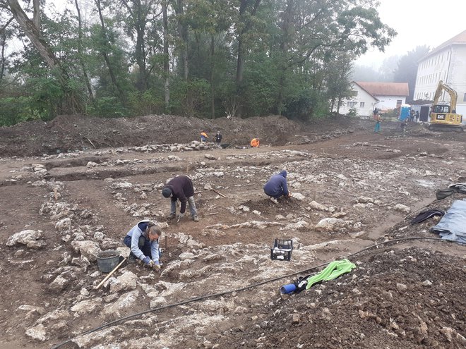 Arheologi med izkopavanjem objektov iz starejše železne dobe na Pungrtu. FOTO:&nbsp;ZVKDS
