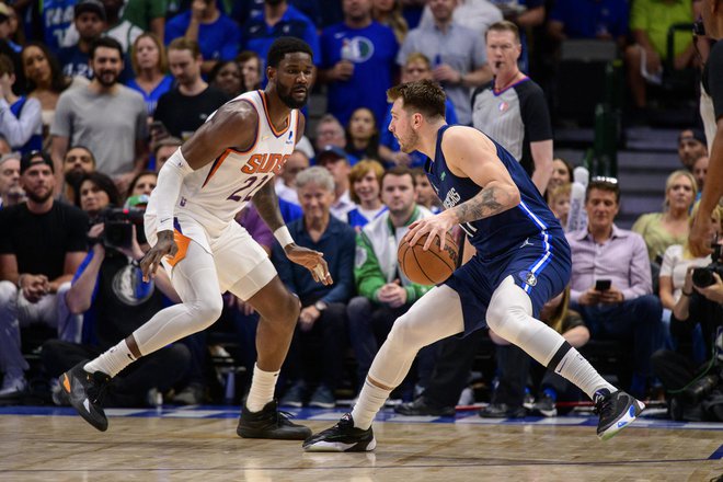 Luka Dončić je brez težav opravil tudi z Deandrejem Aytonom (levo). FOTO: Jerome Miron/USA Today Sports
