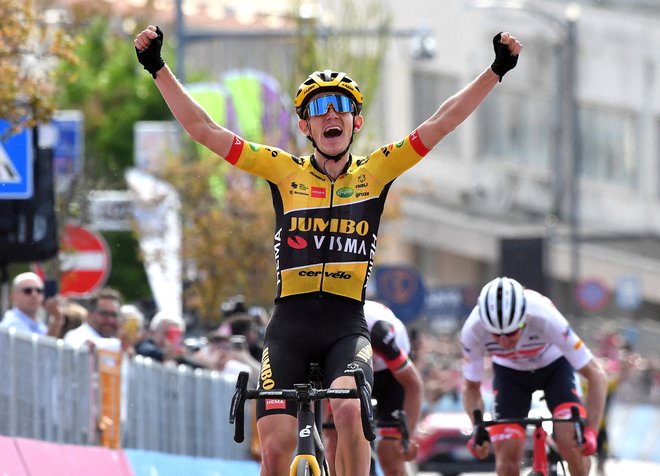 Koen Bouwman se je takole veselil zmage na današnji etapi dirke po Italiji. FOTO: Jennifer Lorenzini/Reuters

