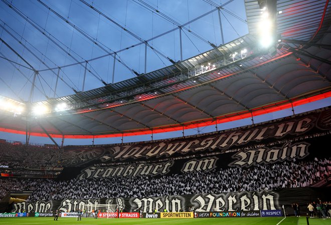 Navijači Eintrachta bodo zasedli štadion Deutsche Bank Park, četudi na njem ne bo tekme. FOTO: Kai Pfaffenbach/Reuters
