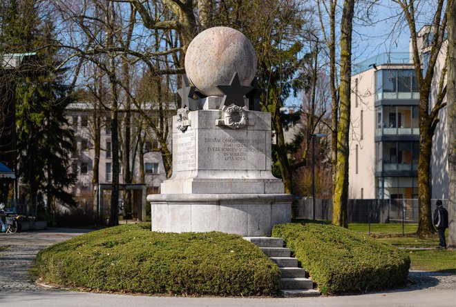 Plečnikov Spomenik žrtvam vojne, ki stoji v ljubljanskem Trnovem, je nedaleč od njegovega domovanja.
