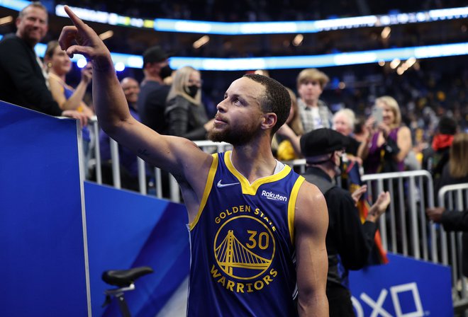 Stephen Curry pozdravlja navijače po koncu odločilne šeste tekme v domači dvorani Chase Center v San Franciscu. FOTO: Ezra Shaw/AFP
