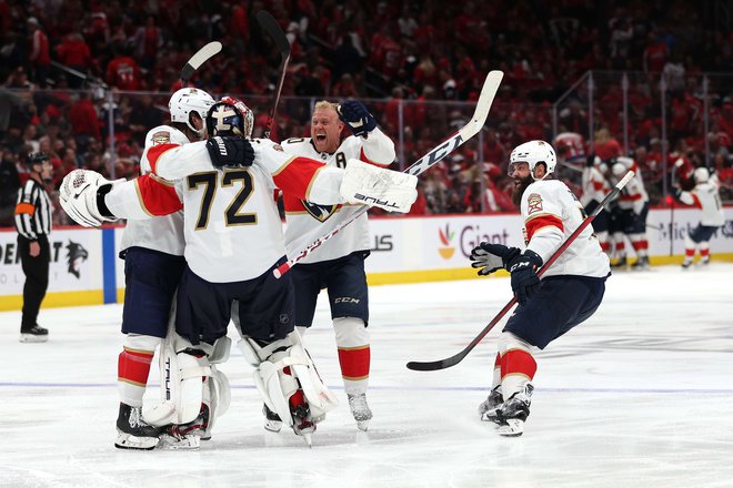 Floridski hokejisti slavijo z vratarjem Sergejem&nbsp;Bobrovskim po odločilnem zadetku v podaljšku šeste tekme v washingtonski dvorani Capital One Arena. FOTO:&nbsp;Patrick Smith/AFP
