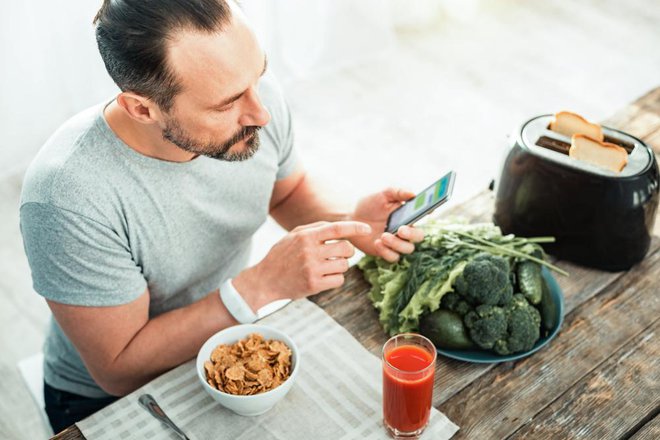 Dnevno ima tri obroke, saj zaradi dela v službi nima časa jesti. Konec tedna ima pet obrokov. Popije 2000 ml tekočine, vendar večino popoldne. FOTO: Arhiv Polet/Shutterstock
