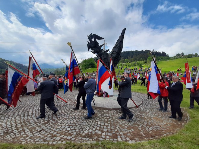 &raquo;No, mi nismo umrli od strahu, smo pa šli na volitve in obrnili stran zgodovine slovenskega naroda. Dobili bomo novo vlado, ki bo demokratična in s človeškim obrazom, ki bo spoštovala človekove pravice, civilno družbo, dopustila proteste in javna izražanja mnenj državljanov,&laquo; je na Koroškem izjavil Marijan Križman in požel bučen aplavz zbranih na prireditvi. FOTO: Mateja Kotnik/Delo
