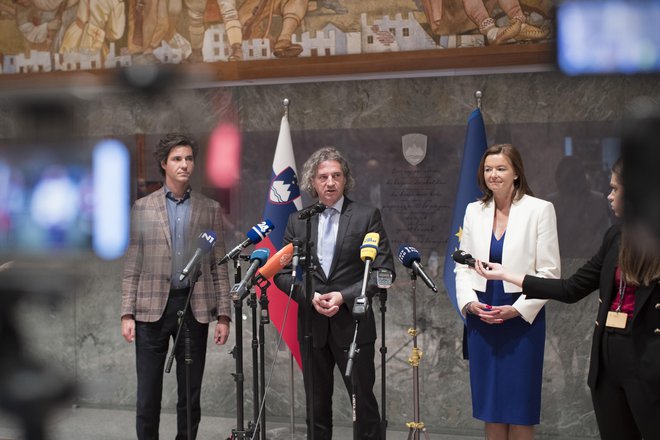 Takšne igrice opozicije, kot smo jim priča danes, nas samo še bolj povezujejo, so zatrdili bodoči koalicijski partnerji. FOTO: Jure Eržen/Delo
