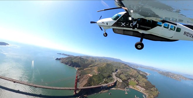 Samovozeča različica letala Cessna nad San Franciscom. AFP PHOTO/Xwing Foto - Afp
