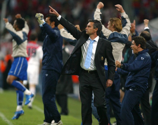 Jose Mourinho je danes trenerska lisica, ob zmagi s Portom v ligi prvakov (na fotografiji) je bil nadobudni povzpetnež. FOTO: Jose Manuel Ribeiro/Reuters
