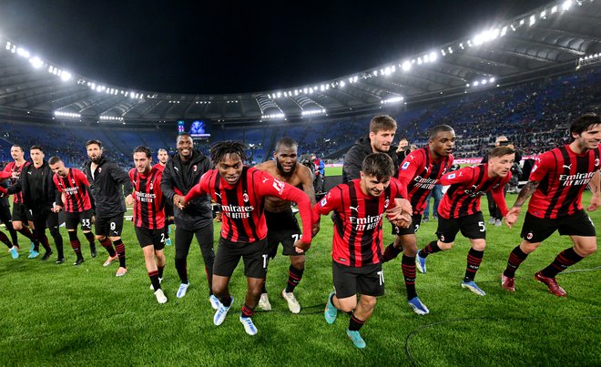 Nogometaši Milana za naslov italijanskega prvaka potrebujejo največ štiri točke v zadnjih dveh tekmah. FOTO: Alberto Lingria/Reuters
