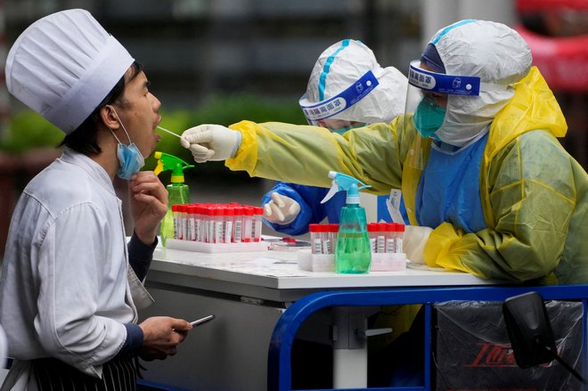 Kitajski zdravniki za ljudi, starejše od 60 let, niso priporočali cepljenja z domačim cepivom, tistim nad 80 let pa so cepljenje celo odsvetovali. FOTO: Aly Song/Reuters
