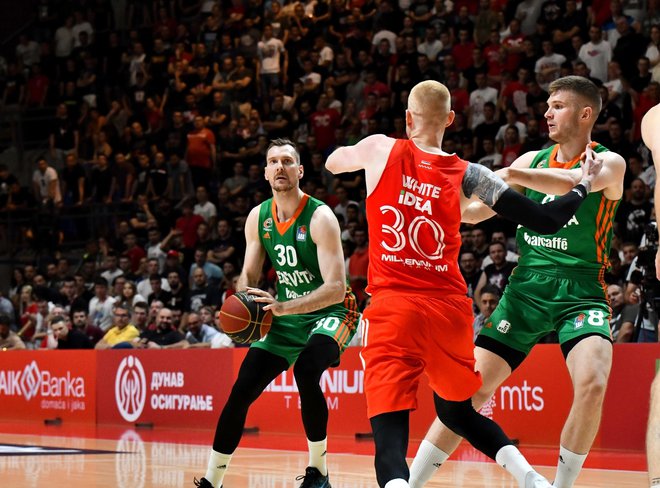 Edo Murić (desno) in Zoran Dragić (z žogo) sta prepričana, da si stožiška zasedba zasluži tri polfinalne tekme s Crveno zvezdo. FOTO: Cedevita Olimpija
