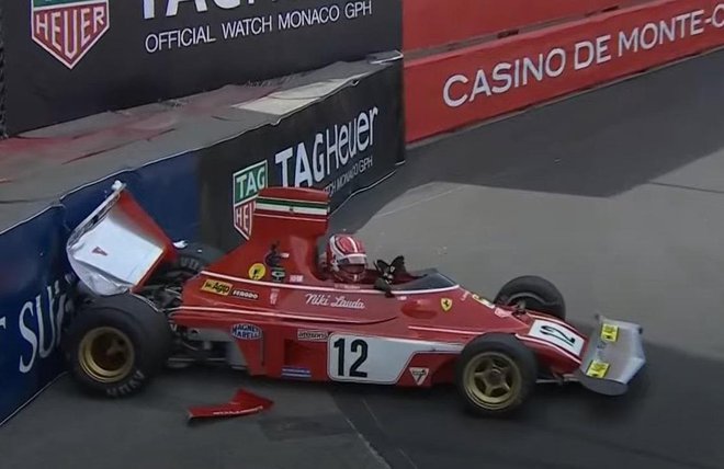 Charles Leclerc je tik pred ciljno ravnino pristal v&nbsp;ogradi. FOTO: Twitter
