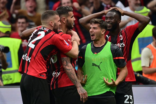 Ante Rebić (levo) in Brahim Diaz (desno) proslavljata s Theom Hernandezom (v sredini). FOTO: Miguel Medina/AFP
