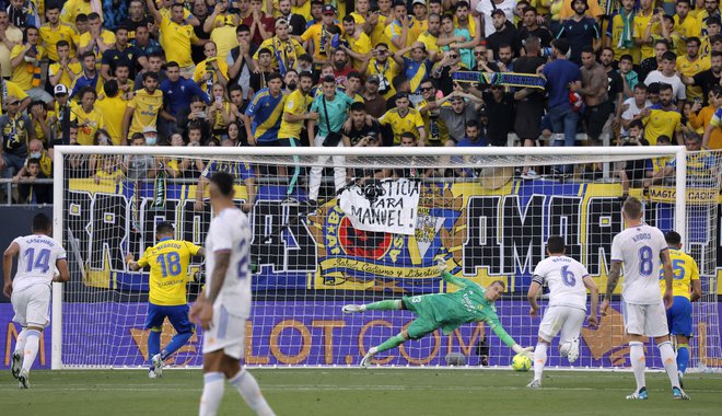 Ukrajinski vratar madridskega Reala Andrij Lunin je spet dobil priložnost pred belgijskim zvezdnikom Thibautom Courtoisom in se izkazal z ubranjeno 11-metrovko Alvaru Negredu. FOTO:&nbsp;Jon Nazca/Reuters
