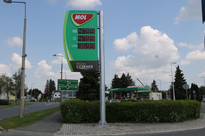 Tako, kot na Molovi črpalki v Lentiju so za 95-oktanski bencin in dizel povsod po Madžarski enake cene: 479,9 forinta za liter. FOTO Jože Pojbič/Delo
