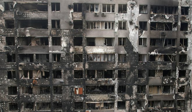 Uničena stavba v Mariupolju. FOTO: Pavel Klimov/Reuters
