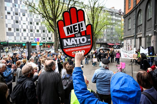 Sobotni protesti proti priključitvi Natu v Stockholmu na Švedskem. FOTO: Reuters
