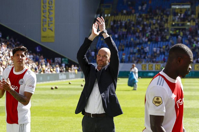 Erik ten Hag pozdravlja navijače po zadnji tekmi na klopi Ajaxa v Arnhemu proti Vitessu, ki je bil tekmec Mure v aktualni (in zgodovinski) sezoni konferenčne lige. FOTO: Maurice van Steen/AFP
