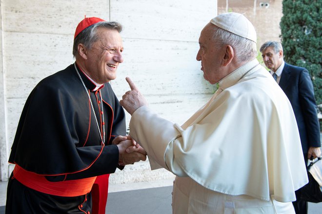 Kardinal Mario Grech in papež Frančišek se dobro razumeta, morda pa se bosta celo izmenjala na vrhu Rimsko-katoliške cerkve. FOTO: Vatican Media Via Reuters
