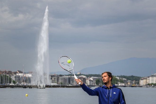 Rus Danil Medvedjev ob slikovitem ženevskem jezeru še ohranja upe po vihtenju loparja v Wimbledonu. FOTO: Fabrice Coffrini/AFP
