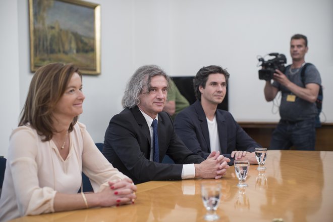 Na prvi seji, ki jo vlada običajno opravi takoj po izvolitvi, bi lahko postavili tudi vprašanje zadnjih kadrovanj vlade Janeza Janše. Nekateri sklepi naj bi bili nezakoniti. FOTO: Jure Eržen/Delo
