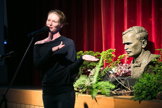 Špela Frlic med pripovedovanjem na lanskem Križnikovem festivalu pravljic. FOTO:&nbsp;Luka Dakskobler
