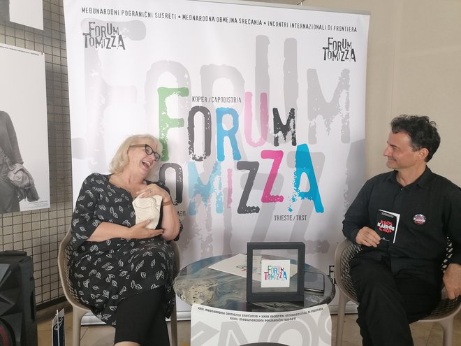 Irena Urbič s kopijo trogirskega Kairosa in Neven Ušumović sta predstavila letošnji Forum Tomizza. FOTO: Nataša Čepar/Delo
