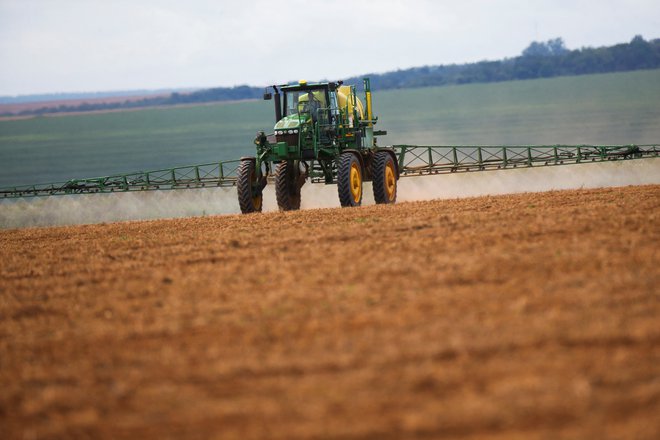 Nevladne okoljske organizacije, ki nasprotujejo nadaljnji rabi glifosata v EU, opozarjajo tudi na spornost postopka ocene tveganja glifosata.&nbsp;FOTO:&nbsp;Adriano Machado/Reuters
