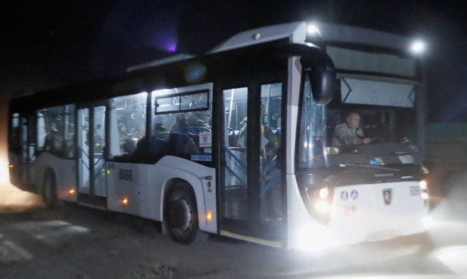 Avtobus z ukrajinskimi vojaki v spremstvu proruske vojske zapušča&nbsp;jeklarno Azovstal v Mariupolju. FOTO:&nbsp;Alexander Ermochenko/Reuters
