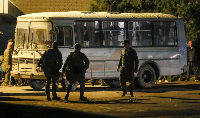 Evakuacija bo verjetno pomenila konec najdaljše in najbolj krvave bitke ukrajinske vojne in pomemben poraz Ukrajine. FOTO: Alexander Ermochenko/Reuters
