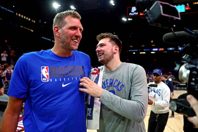 Luka Dončić ima v Dirku Nowitzemu, ki je leta 2011 z zdajšnjim trenerjem Dallasa Jasonom Kiddom popeljal Dallas do edinega naslova prvakov v NBA, pravšnjega mentorja. FOTO: Mark J. Rebilas/Usa Today Sports
