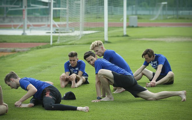 Raztezne vaje so pomemben del treninga. FOTO: Jože Suhadolnik/Delo
