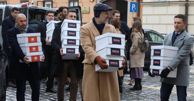 Januarja so bili ob predaji podpisov predlagatelji in podpisniki še prepričani, da referendum bo. Ustavno sodišče se je odločilo drugače. FOTO: Damjan Tadić/Cropix
