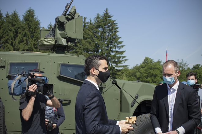 Matej Tonin je kljub pozivom, naj tega ne stori, pogodbo podpisal dan preden je vlada izgubila polna pooblastila.&nbsp;FOTO: Jure Eržen/Delo
