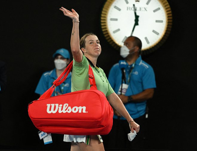 Anastasia Pavljučenko pozdravlja navijače po porazu v tretjem kolu letošnjega grand slama v Melbournu.&nbsp;FOTO: Morgan Sette/Reuters
