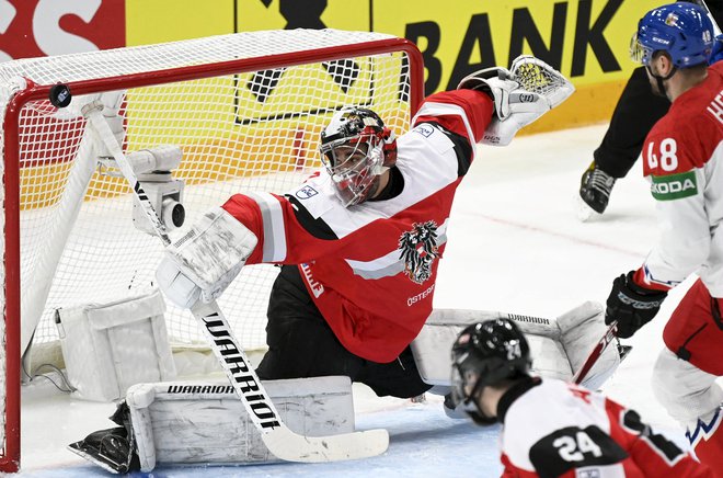 Bernhard Starkbaum ustavlja poskus Tomaša Hertla na obračunu&nbsp;skupine B&nbsp;v dvorani Nokia Arena v Tampereju na Finskem. FOTO: Vesa Moilanen/AFP
