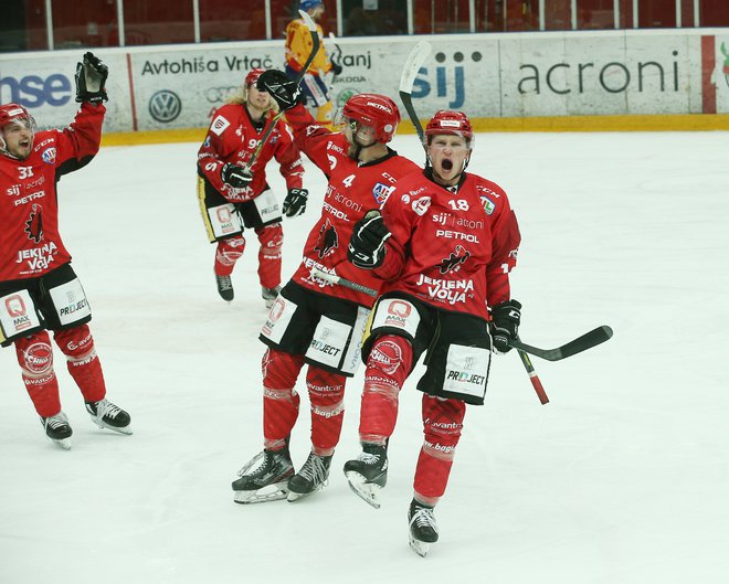 Jeseniški hokejisti so v alpski ligi ostali na pragu lovorike v velikem finalu z Asiagom, kjer je odločala zadnja, peta tekma. FOTO: Jože Suhadolnik/Delo
