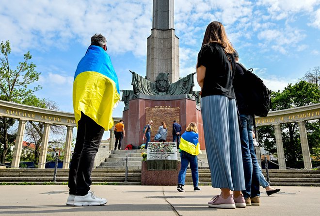 Letošnjo obletnico konca druge svetovne vojne so po Evropi zaznamovali protesti proti vojni v Ukrajini. Demonstracije so potekale tudi na Dunaju. Foto: Joe Klamar/Afp
