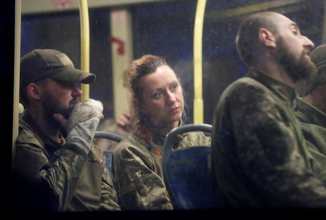 Pripadnikih ukrajinskih sil, ki so bili evakuirani iz Azovstala. FOTO: Alexander Ermochenko/Reuters
