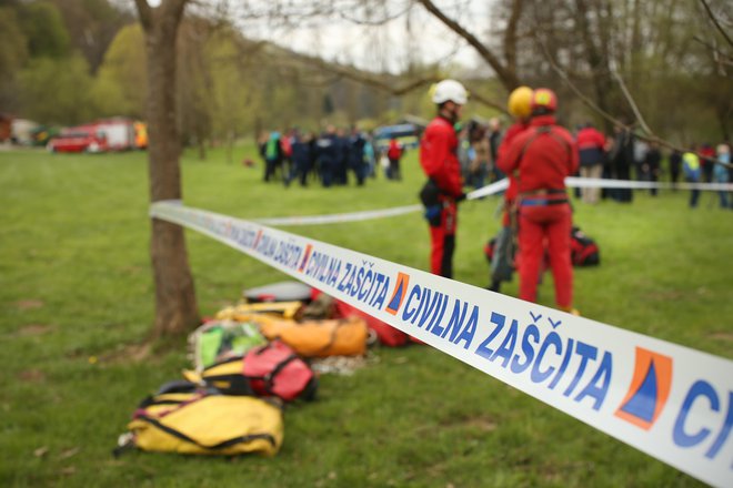 Slovenska vojska, potapljači, jamarji, vodniki reševalnih psov, planinci, kajakaši, policisti, gasilci in drugi se redno srečujejo na vajah, svoje znanje pa v praksi preverijo na prizoriščih nesreč. Foto Jure Eržen
