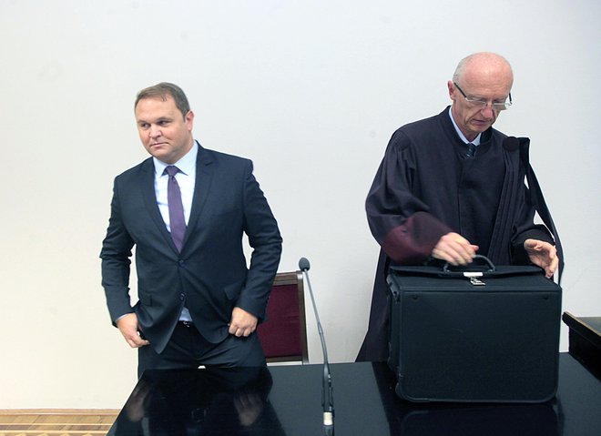 Matej Raščan (na fotografiji z odvetnikom Stojanom Zdolškom) bo kmalu prestal zaporno kazen. FOTO: Mavric Pivk
