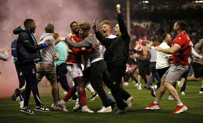 Cafu, vezist Nottingham Foresta,&nbsp;slavi z navijači po koncu povratnega obračuna s Sheffield Unitedom.&nbsp;FOTO:&nbsp;Molly Darlington/Reuters
