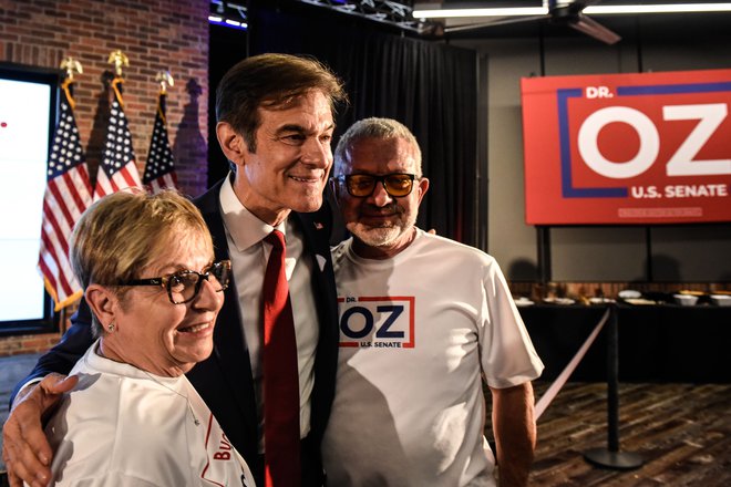 Dr. Oz (v sredini) po prepričanju mnogih v republikanski stranki ni dovolj na nacionalistični desnici. FOTO: Stephanie Keith/AFP
